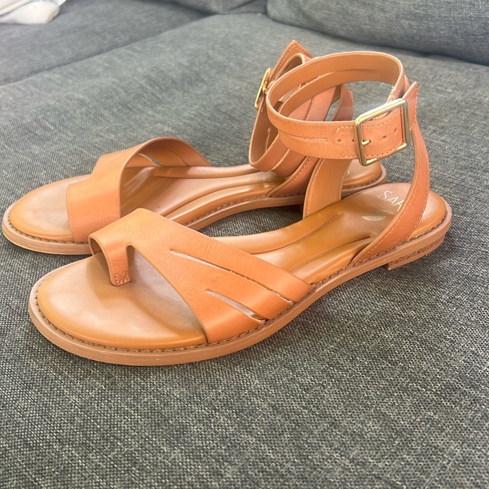 SARTO GREENE TOE LOOP ANKLE STRAP SANDALS - EXCELLENT CONDITION